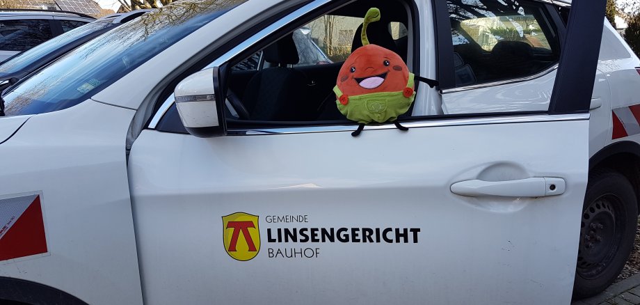 Das Linsi-Maskottchen im neuen Fahrzeuge des Bauhofs