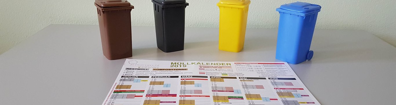 Abfallkalender vor Miniaturtonnen