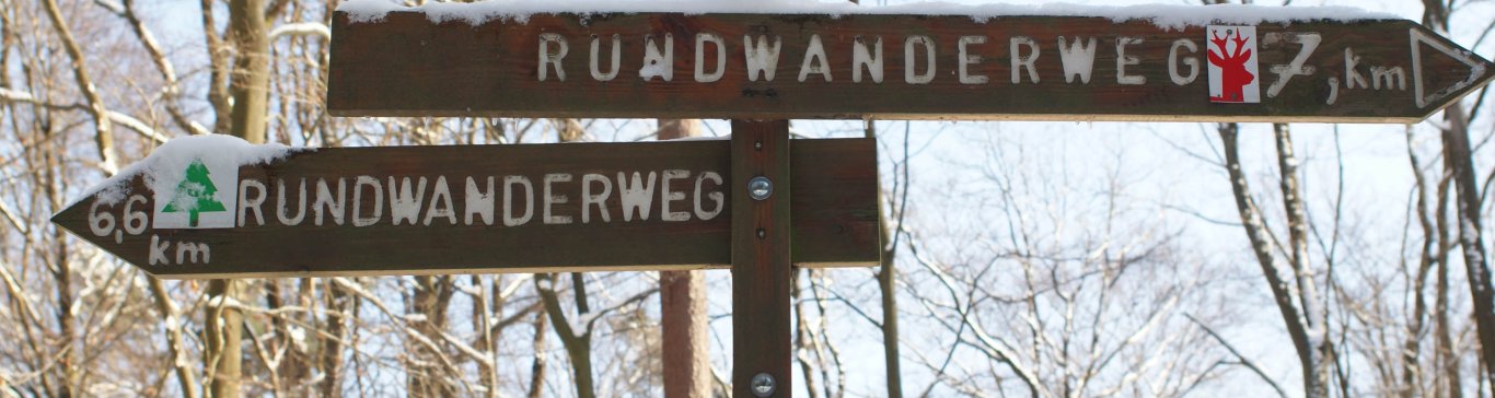 Beschilderung des Wanderweges im Winter