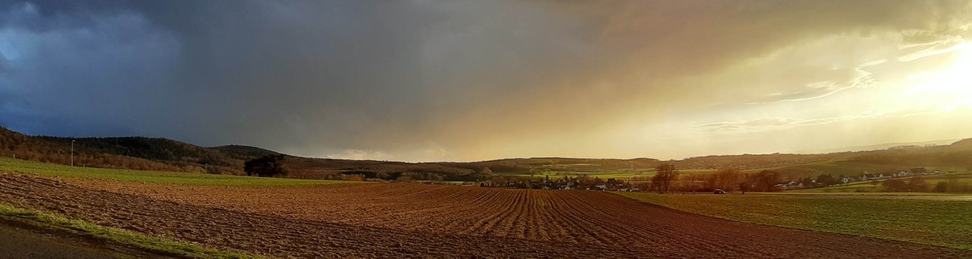 Gewitterwolken über dem Feld