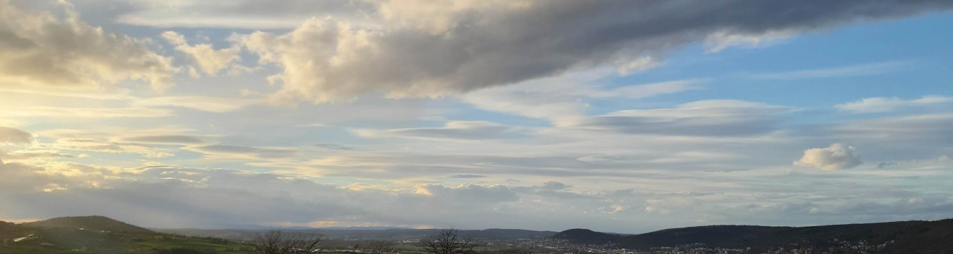 Eindrucksvolle Wolken über einem Feld