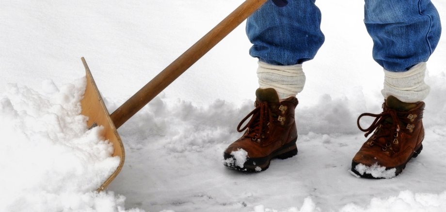 Anwohnerin kommt im Winter der Räumpflicht nach