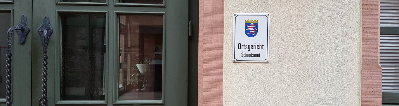 Beschilderung, die Schiedsamt und Ortsgericht offiziell ausweist