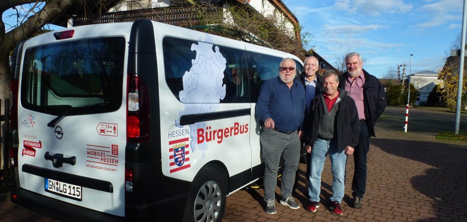 Einige ehrenamtliche Fahrer mit dem Bürgermeister Albert Ungermann vor dem Bürgerbus der Gemeinde Linsengericht.