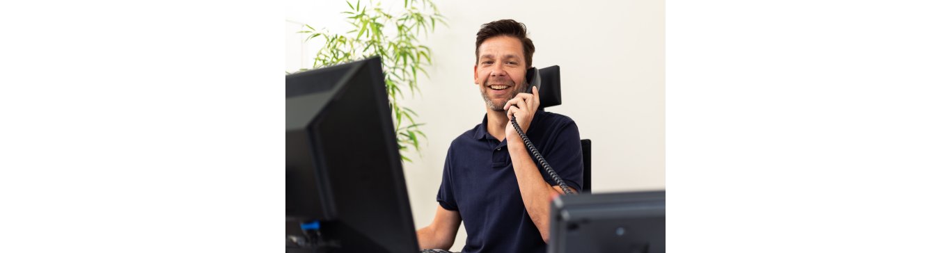 Ein Mitarbeiter der Verwaltung am Telefon