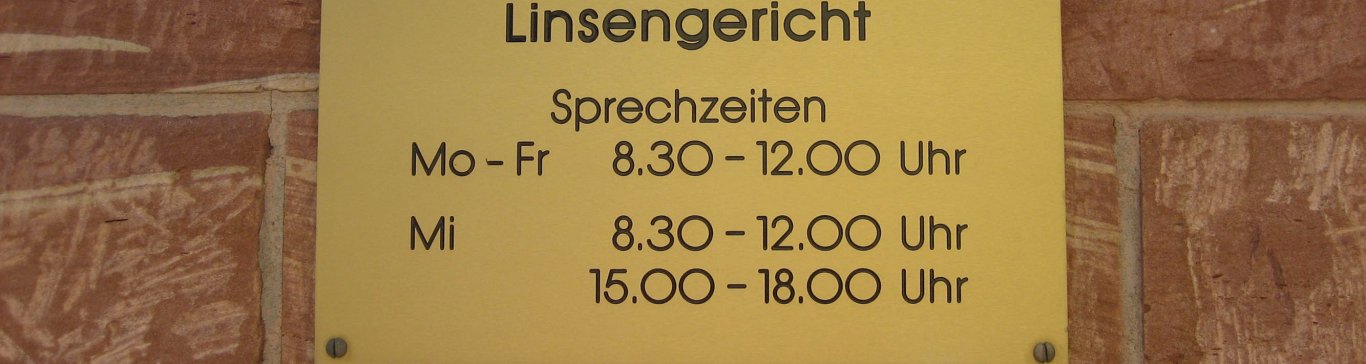 Schild mit den Öffnungzeiten der Gemeindeverwaltung tgl. 8.30 - 12.00 Uhr sowie Mittwochs 15.00 - 18.00 Uhr