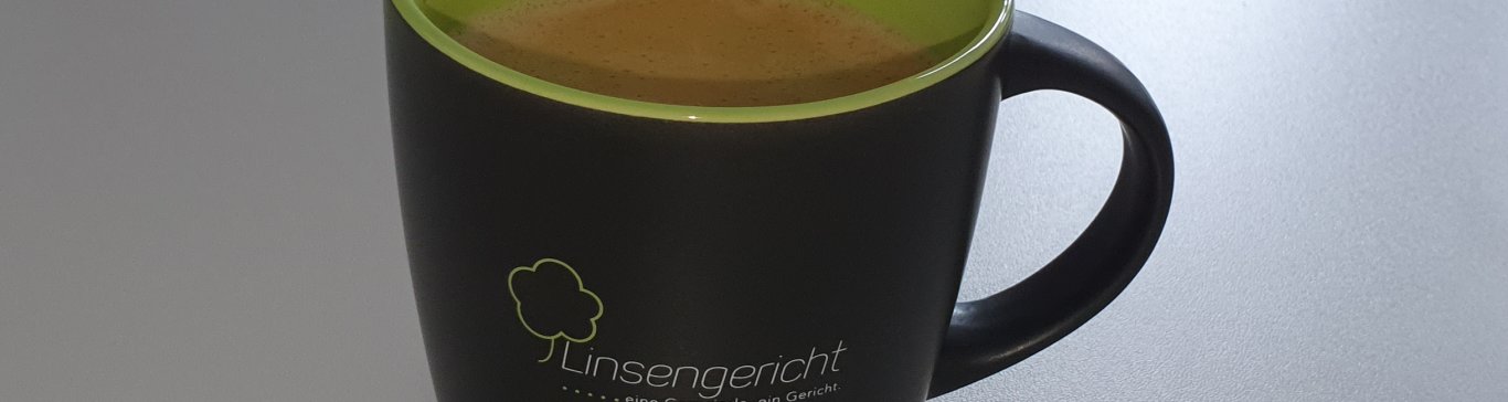 Tasse mit Linsengericht-Logo und mit Kaffee befüllt