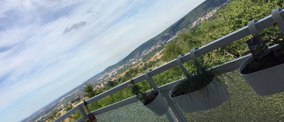 Blick von einem Balkon in die Landschaft