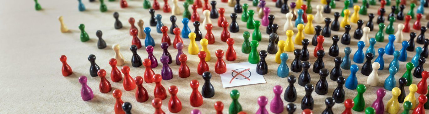 Viele bunte Spielfiguren stehen sybolisch für die heterogene Wahlbevölkerung, die allsonntags ihr Kreuzchen macht