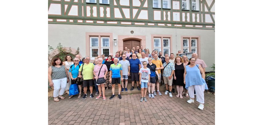 Teilnehmer der Siegerehrung zum Stadtradeln auf der Treppe vor dem Rathaus Linsengericht